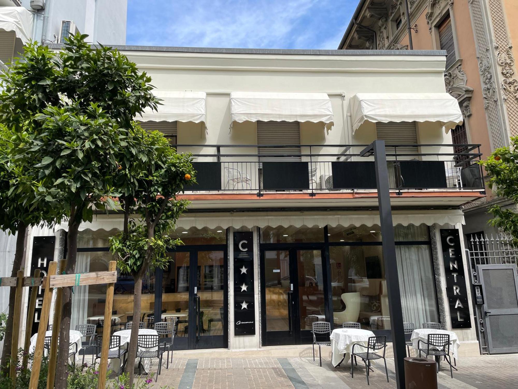 Hotel Central Giacomini サロ エクステリア 写真