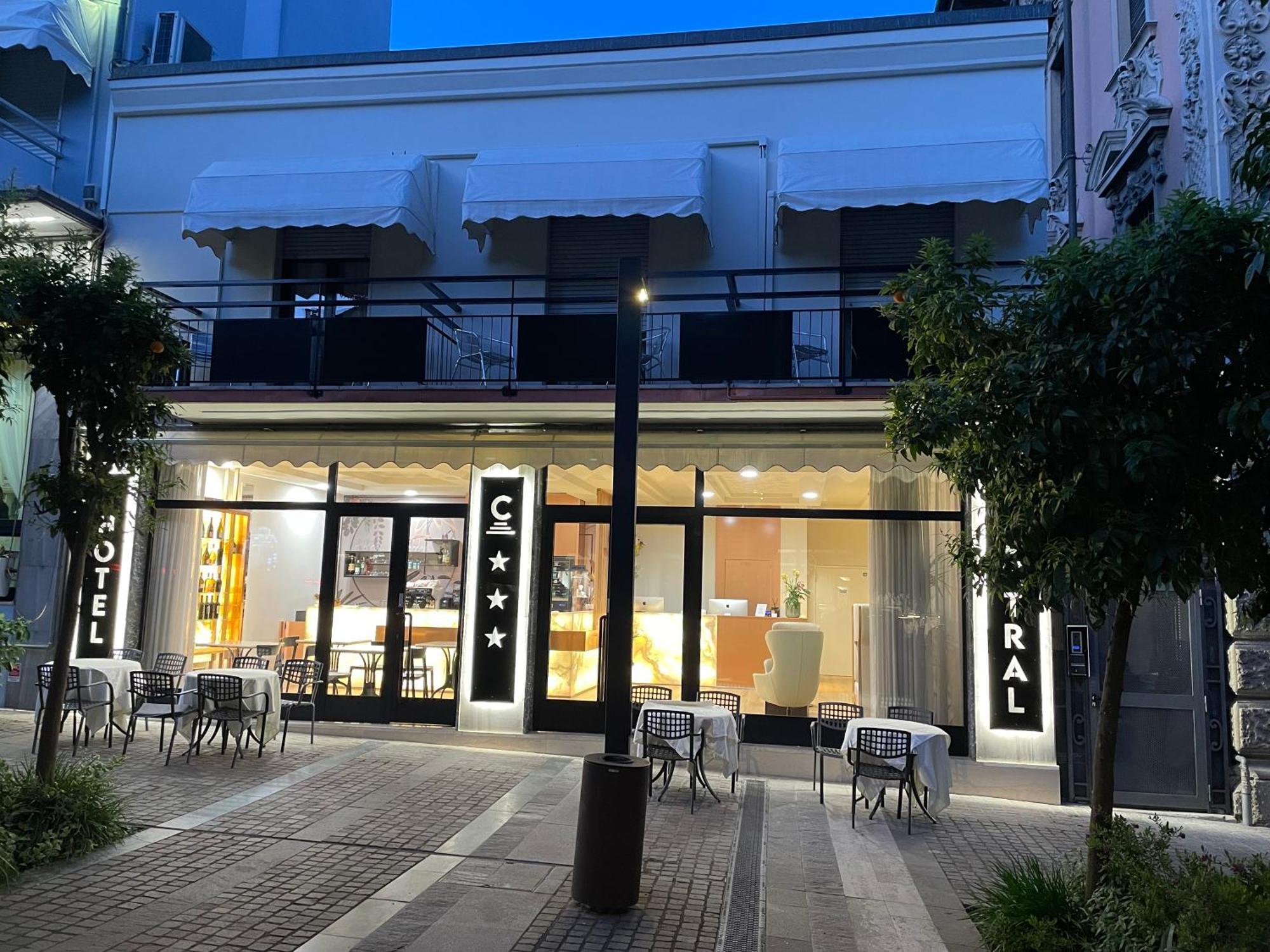 Hotel Central Giacomini サロ エクステリア 写真